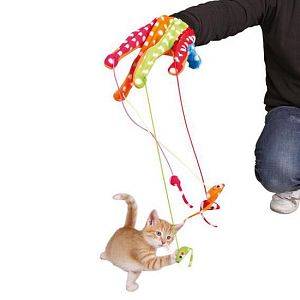 Игрушка TRIXIE «Перчатка с помпонами» для кошек, 34 см, цветная
